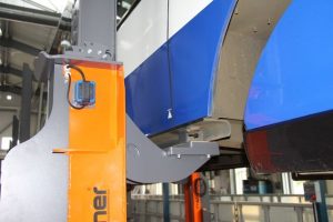 Finkbeiner columnas elevadoras moviles para Ferrocarril EHB907