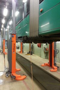 Finkbeiner columnas elevadoras moviles para Ferrocarril EHB907